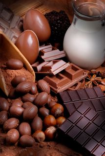 uova pasquali e cioccolato assortito sul tavolo di legno